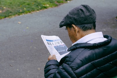人阅读报纸
